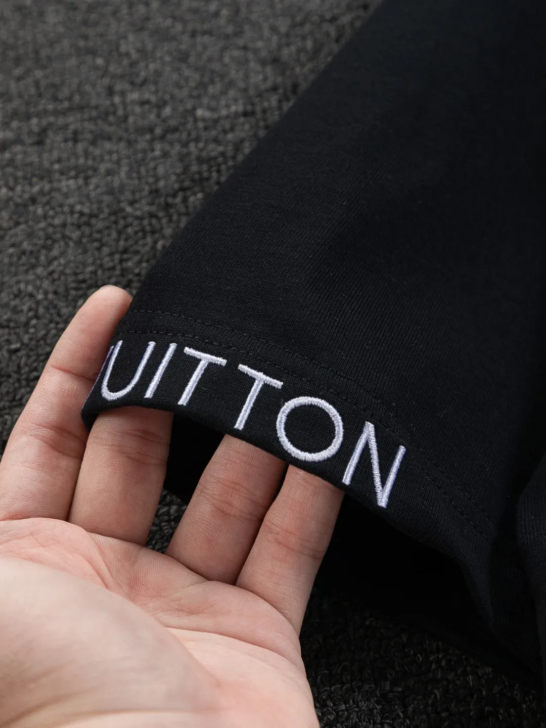 🅿️190 Louis Vuitton 1V LV micro-wide version S-XL LV 26ss new product counters are available at the same time. Multiple craftsmanship, simple letters embroidery on the collar + simple letter logo on the cuffs 🪡 embroidery, round neck short-sleeved T-shirt, same style for men and women! Consigned to one-to-one creation. Synchronized with the official website, pure cotton fabrics at the counter! It is close to the skin and comfortable, durable and easy to wear. It has a classic and simple logo design and meticulous original craftsmanship. Short-sleeves, a must-have item for men, do not appear to be the same for the general public, but must be unique and eye-catching. This LV short-sleeve is all about quality, comfort, the same shape and fashion as always, including fabrics and cutting techniques. All of them have been made with great effort! 320 grams of washed pure cotton fabric, pure cotton is breathable, very refreshing and comfortable for daily wear. The rib knitting on the neckline is smooth and tight, and the neckline will not be skewed if you toss it at will. The loose version, you will find that it looks really good on the upper body. The overall is minimalist and neat, super versatile for daily use! Pair it casually with a pair of pants for a youthful look. A T-shirt will make your outfit crazy. It is a fashionable item that can never go wrong! Color: Black White Size: S-XL Size chart: S: Shoulder width 50-Bust 56-Length 70 M: Shoulder width 52-Bust 57-Length 72 L: Shoulder width 54-Bust 59-Length 74 XL: Shoulder width 56-Bust 62-Length 76